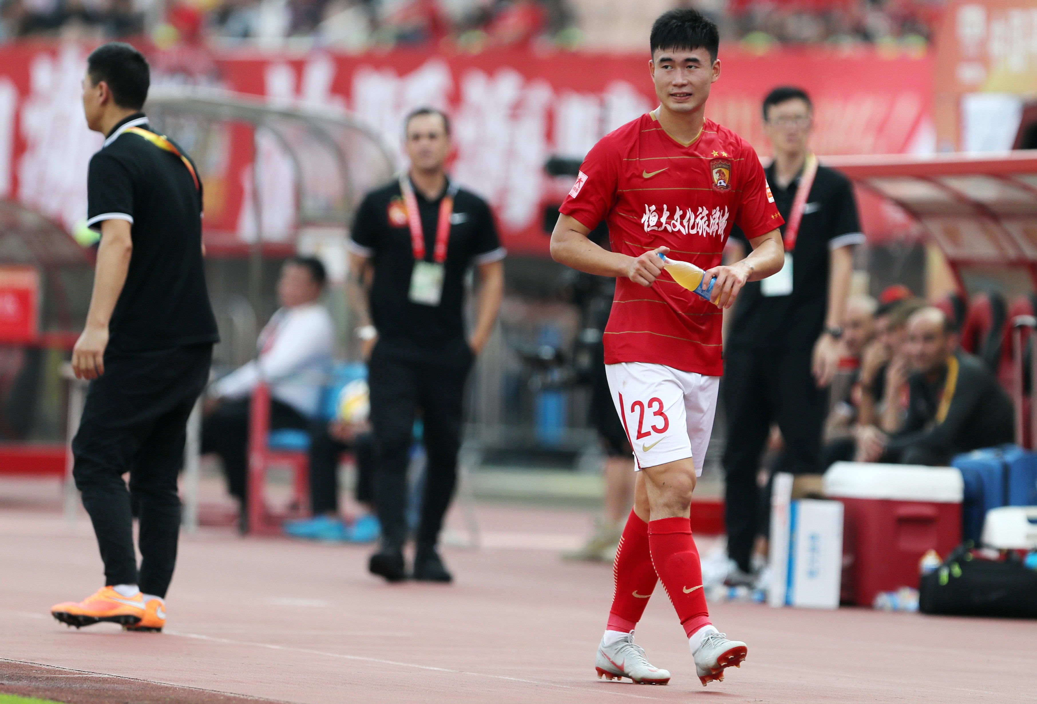 蓝衣军团士气高涨联赛胜利乃大势所趋的简单介绍