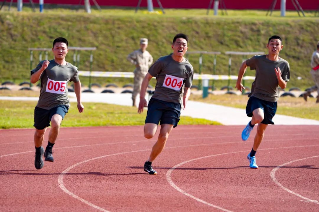 世俱杯2025-球员们在赛场上奋勇争先,为胜利努力拼搏