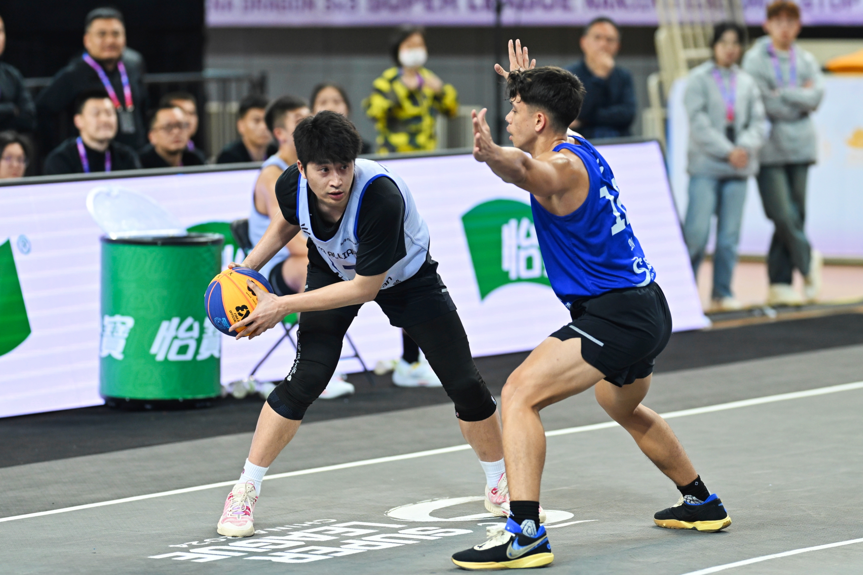 球员们在赛场上奋勇争先,为胜利努力拼搏 球员们在赛场上奋勇争先,为胜利努力拼搏