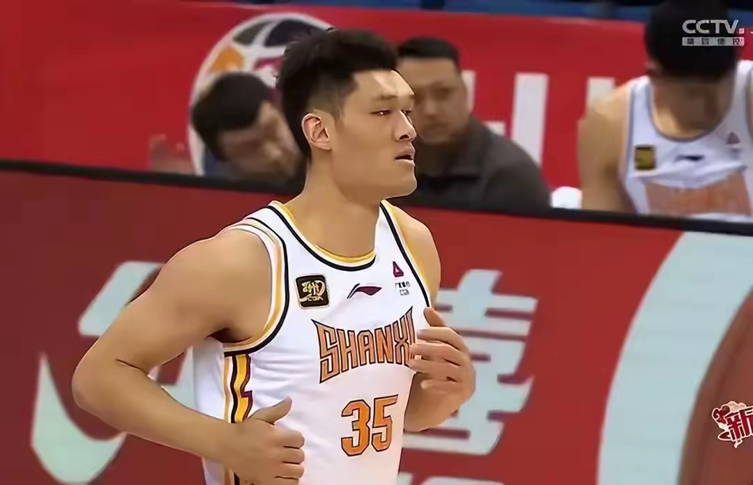 关注比赛战况球员表现亮眼