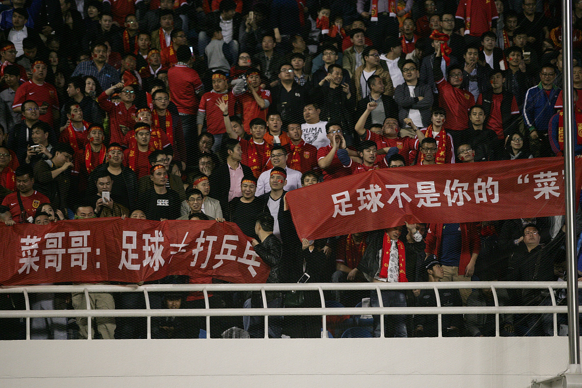 国内足球联赛大幕拉开,球迷热情高涨的简单介绍 国内足球联赛大幕拉开,球迷热情高涨的简单介绍