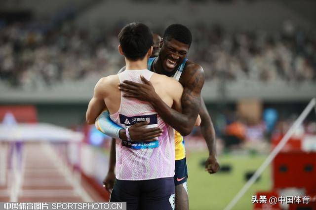 美国田径选手刷新纪录，登顶领奖台