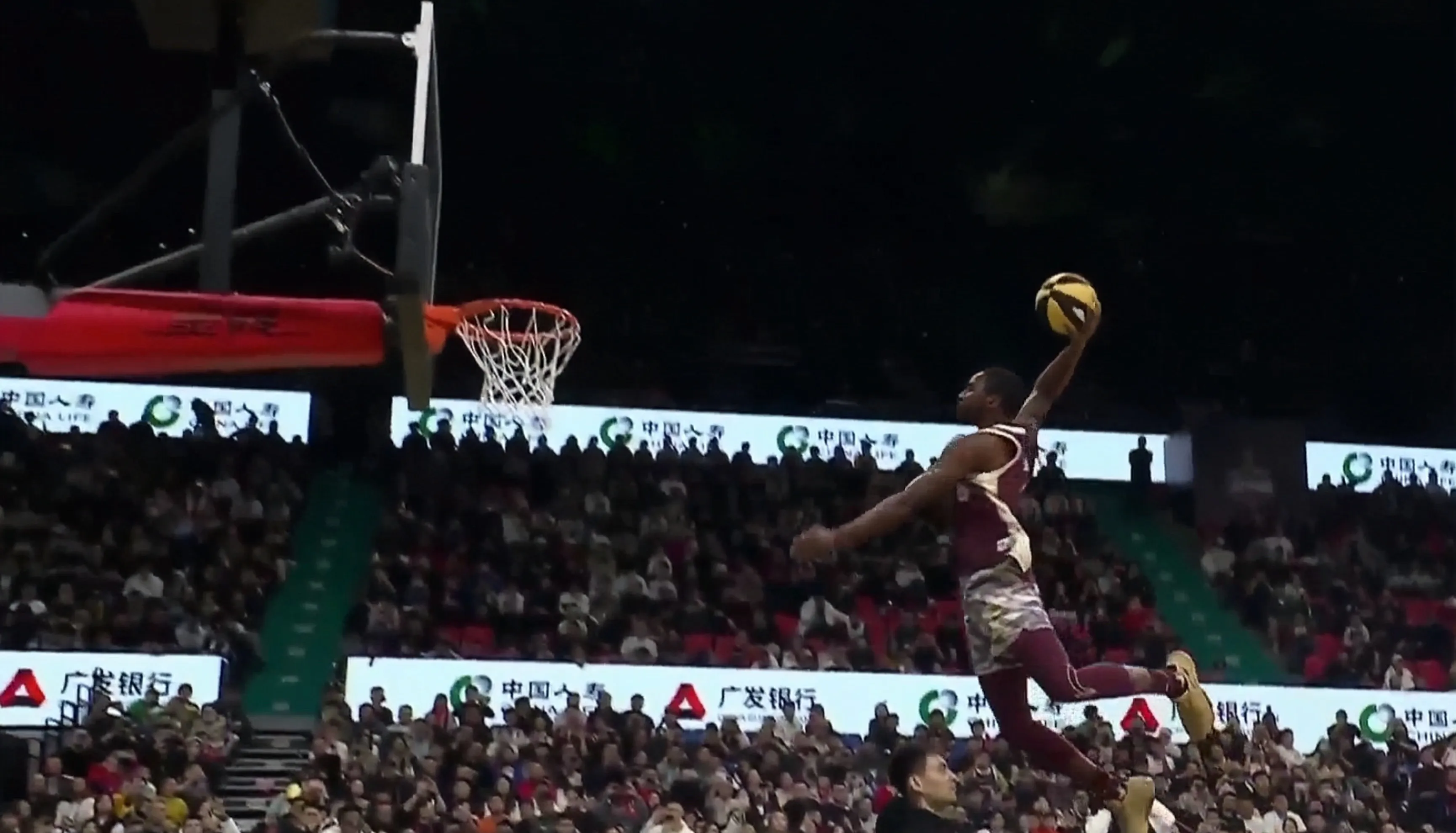 世俱杯决赛-包含挑战极限!篮球赛事掀起狂热的词条