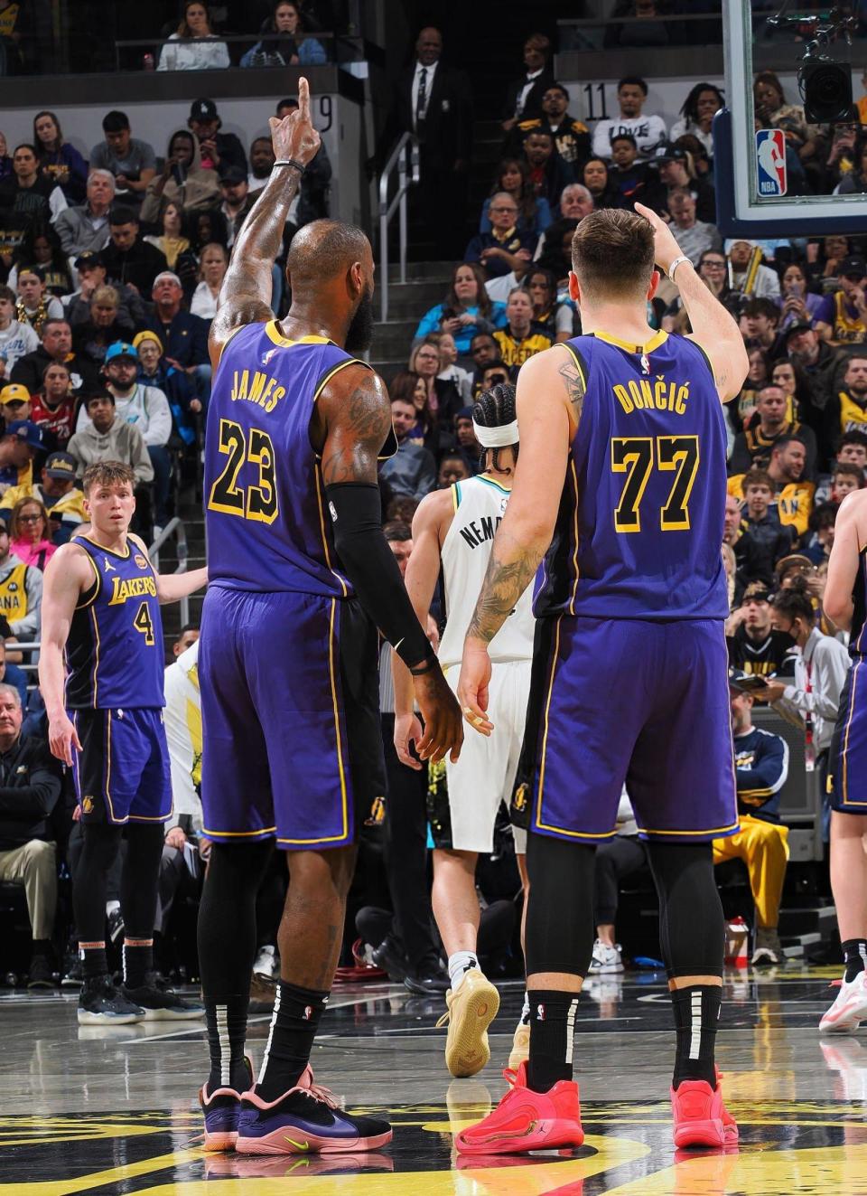 包含步行者客场负于黄蜂，遭遇三连败的词条