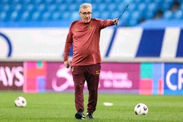 包含凯泽斯劳滕战术众说纷纭,球员表现褒贬不一的词条 包含凯泽斯劳滕战术众说纷纭,球员表现褒贬不一的词条