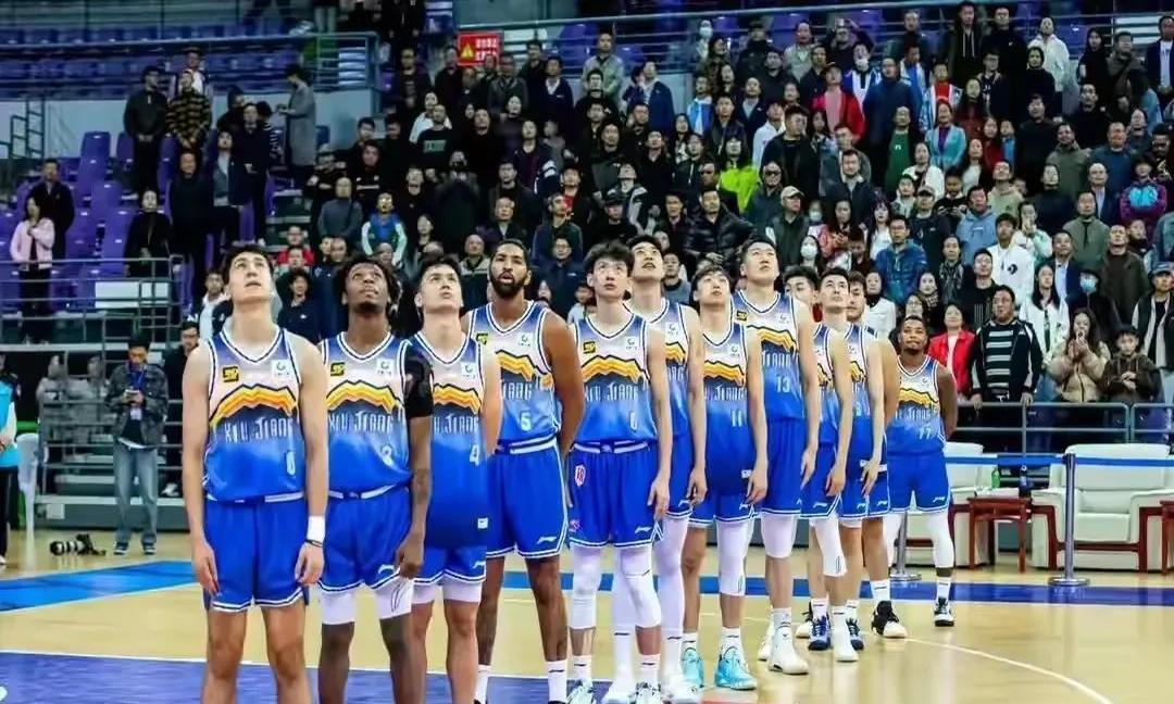 球队在联赛中遭遇艰难,士气受到考验 球队在联赛中遭遇艰难,士气受到考验