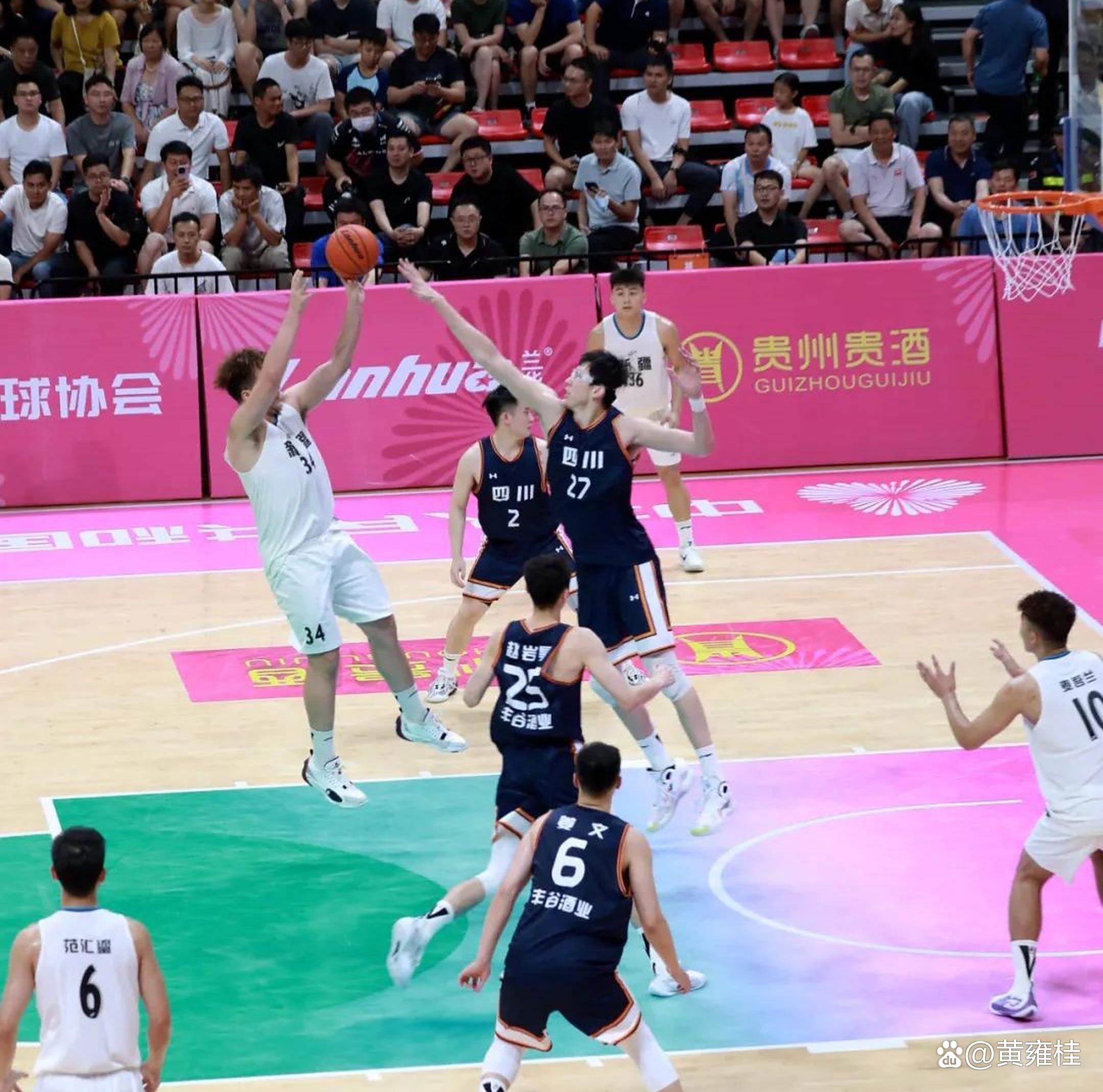 世俱杯改制-绝佳表现!顶尖球队在赛场上一决高下,观众情绪高涨