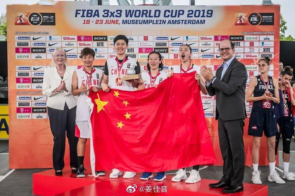 立陶宛击剑选手斩获冠军，精彩绝伦