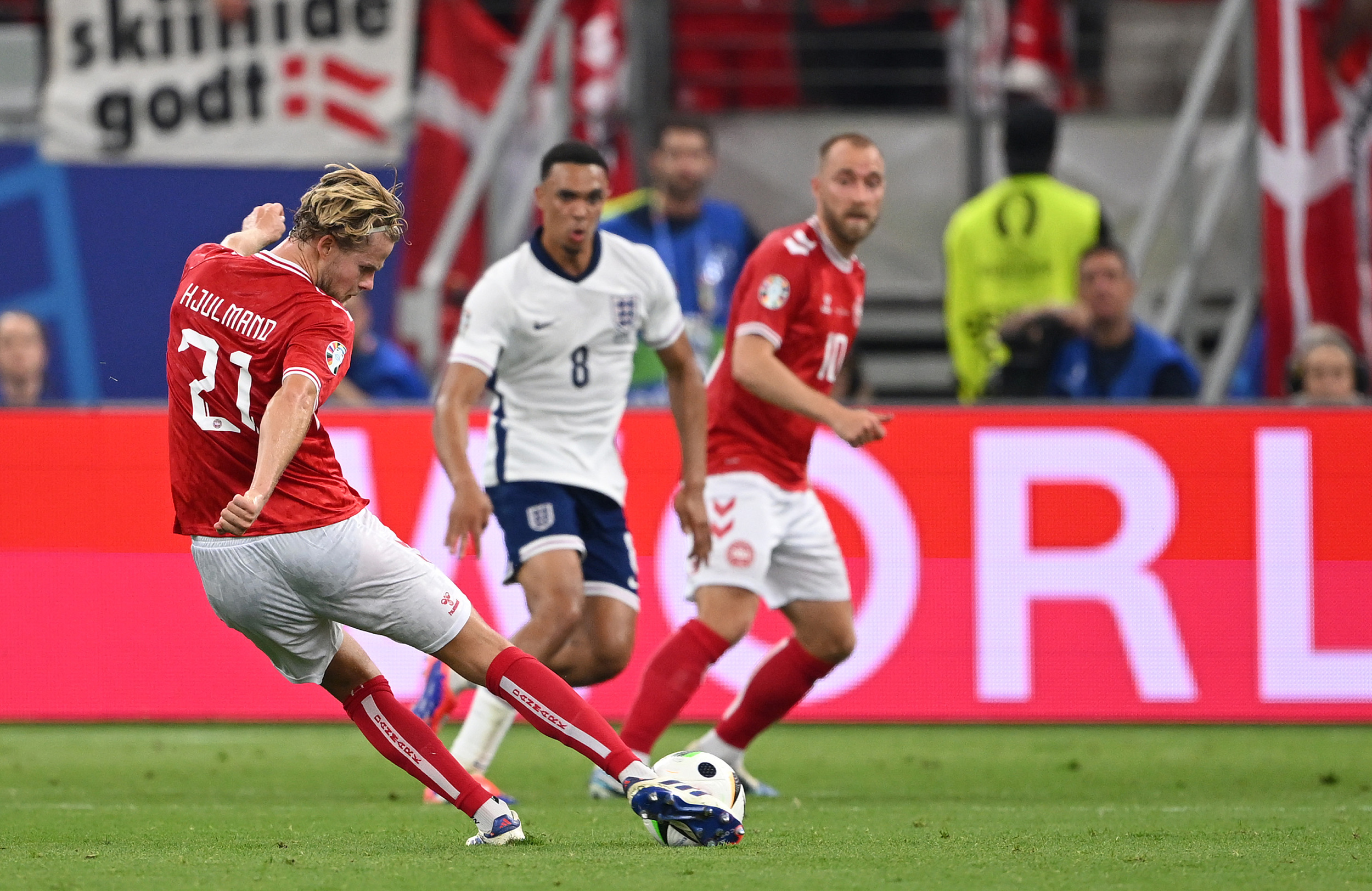 英格兰队遭逢不利,小组头名悬念依旧 英格兰队遭逢不利,小组头名悬念依旧