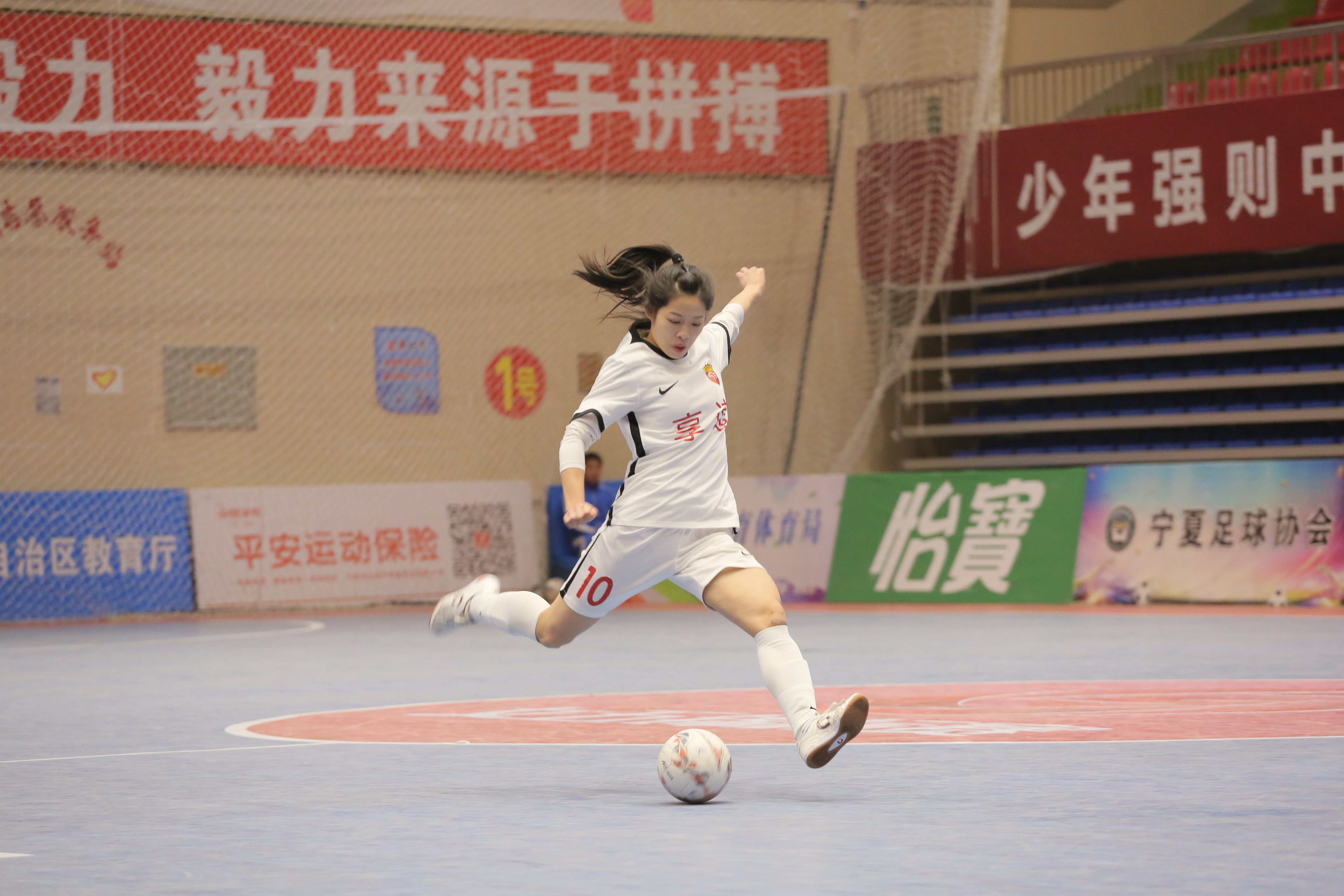 女子足球比赛硝烟弥漫,赛场上演精彩对决! 女子足球比赛硝烟弥漫,赛场上演精彩对决!