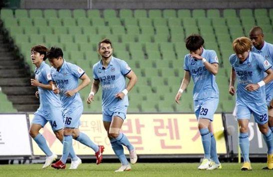 江苏与山西队在赛场上火花四射 江苏与山西队在赛场上火花四射