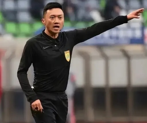 国内足球联赛场面激烈,裁判执法引争议 国内足球联赛场面激烈,裁判执法引争议