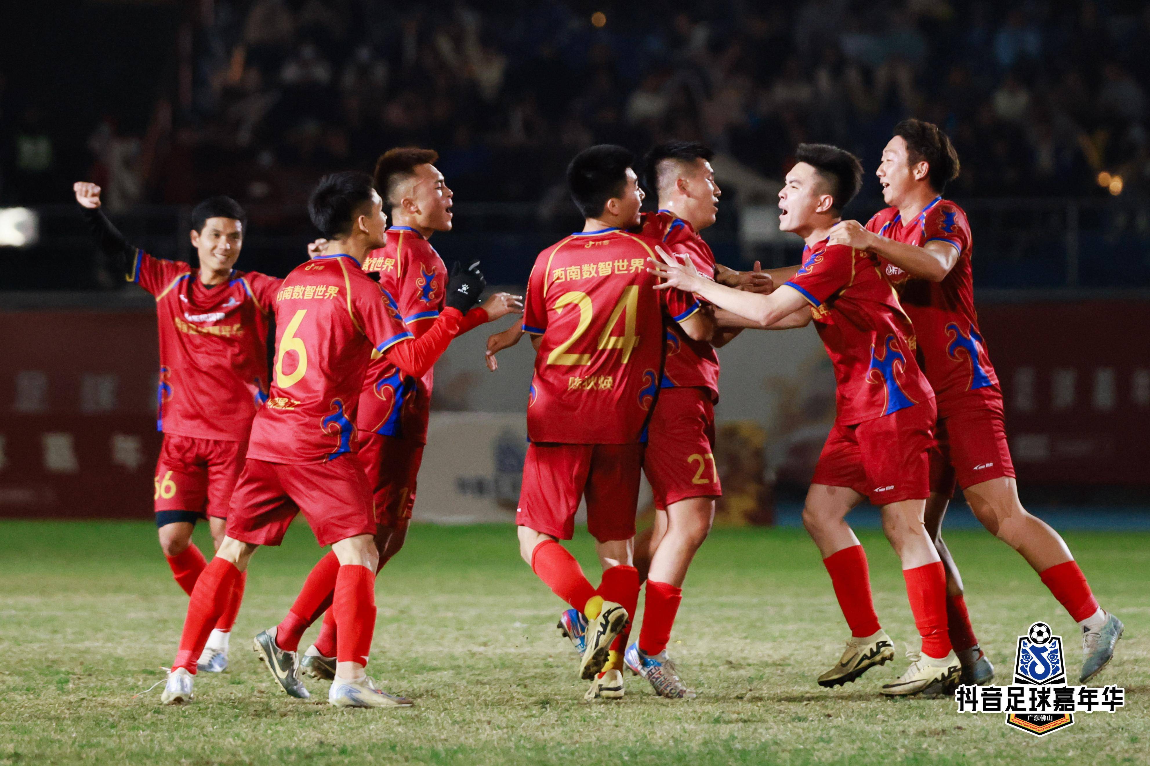 世俱杯决赛-足球比赛龙争虎斗，精彩纷呈场面令人惊叹