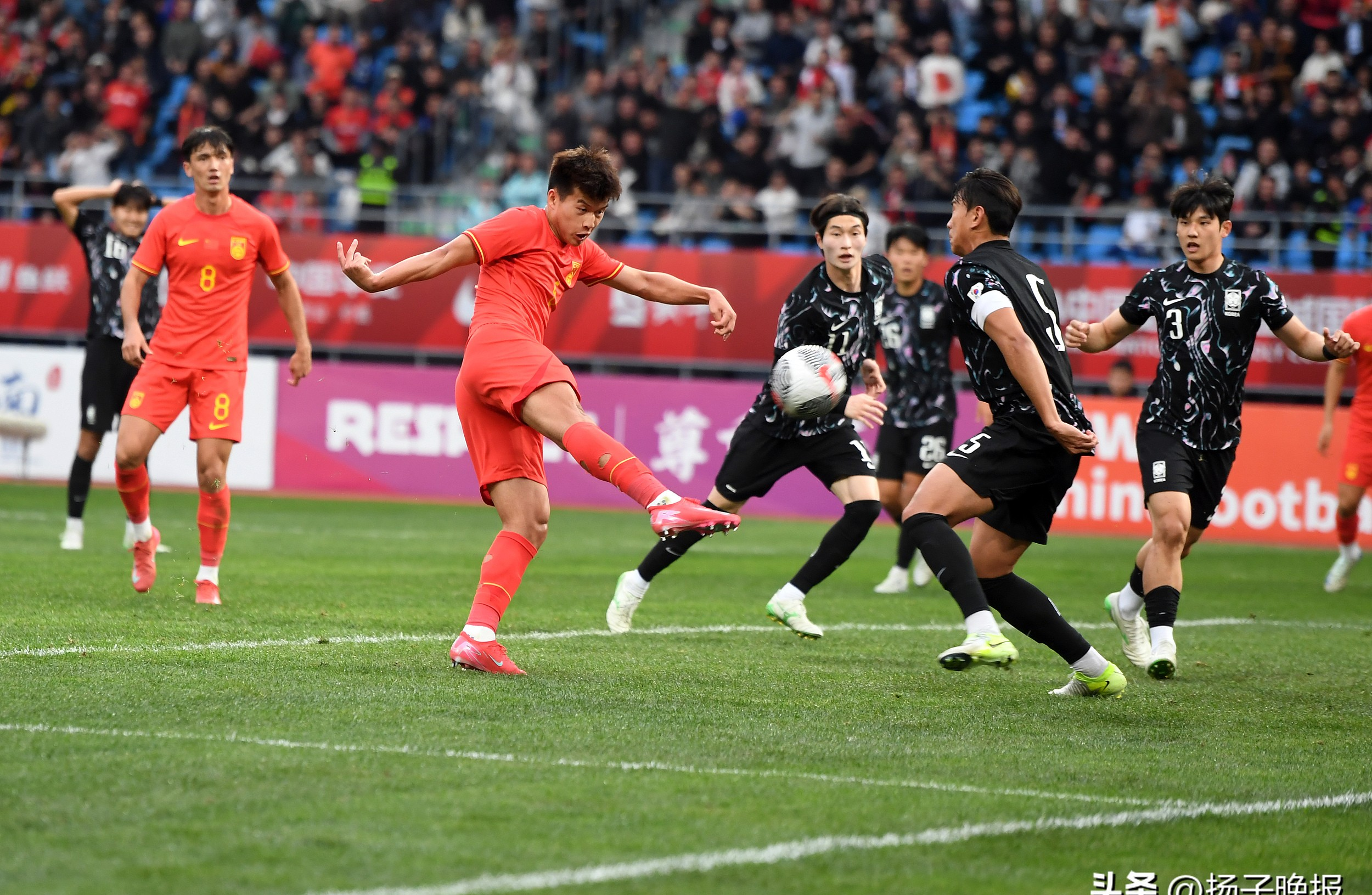 世俱杯决赛-足球比赛即将上演,球员们为胜利而拼搏