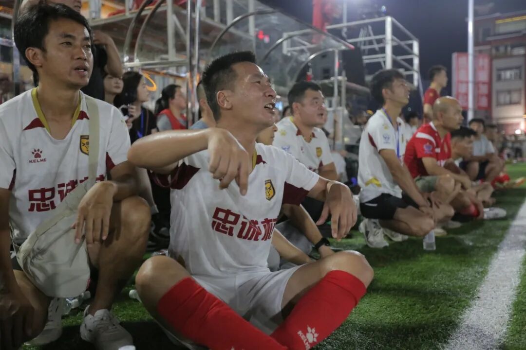 足球比赛即将上演，球员们为胜利而拼搏