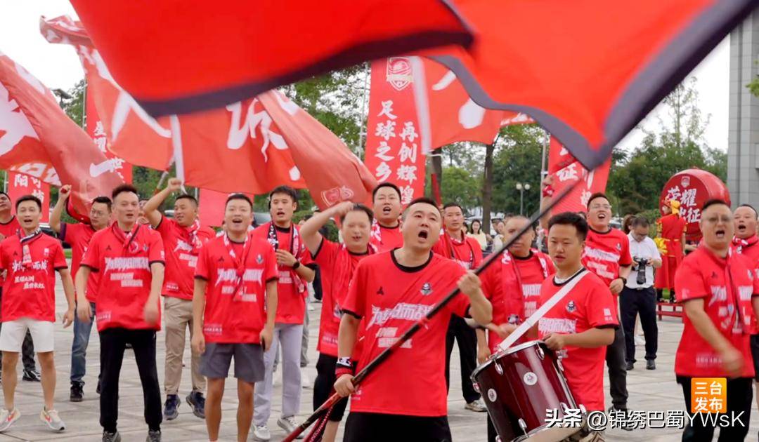 场下助威声不断,球队斗志高昂 场下助威声不断,球队斗志高昂